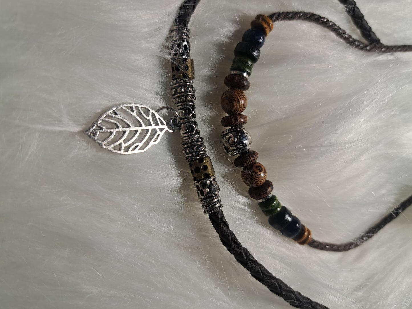 Collier avec perles en bois et pendentif feuille argenté