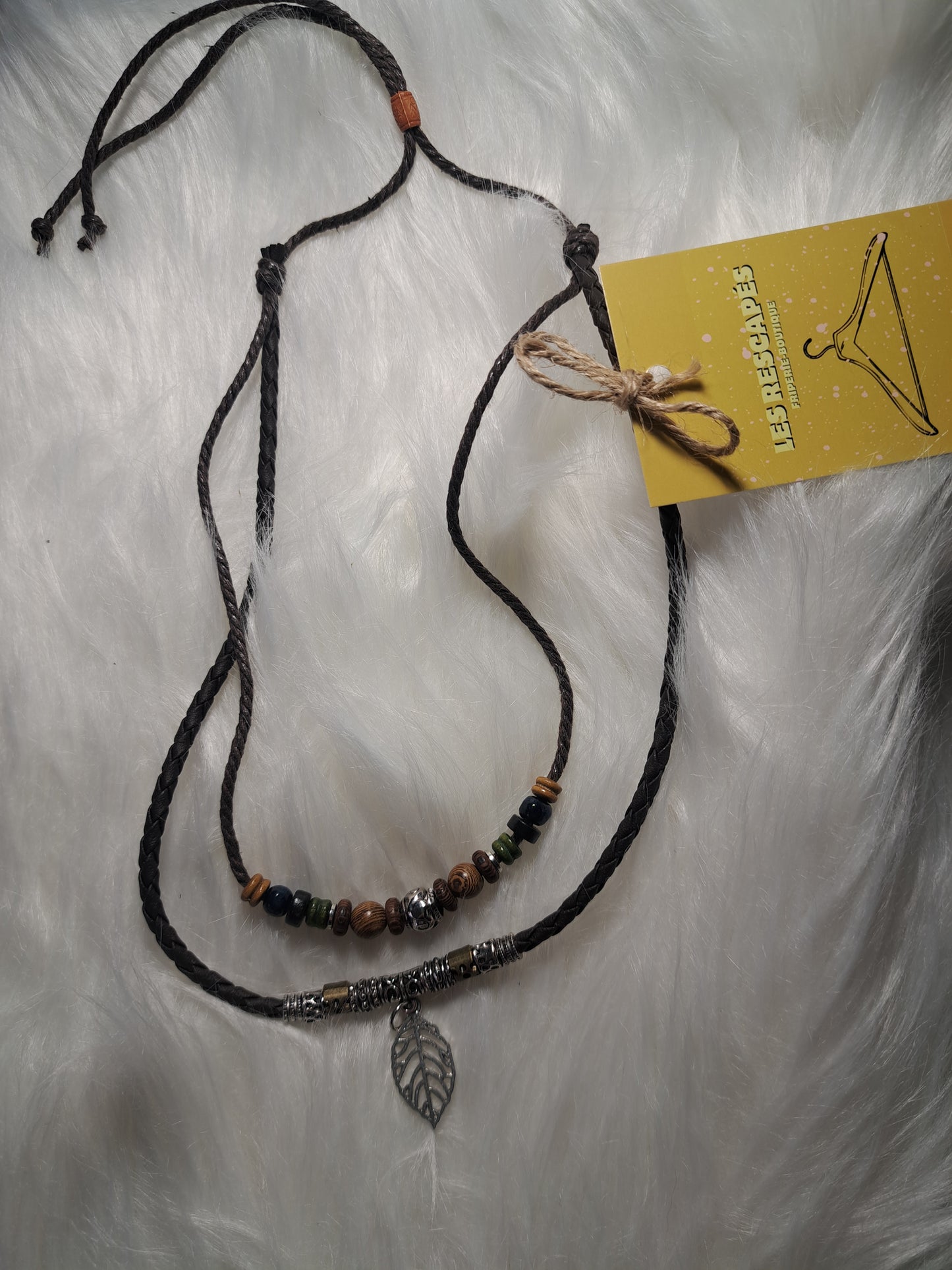 Collier avec perles en bois et pendentif feuille argenté