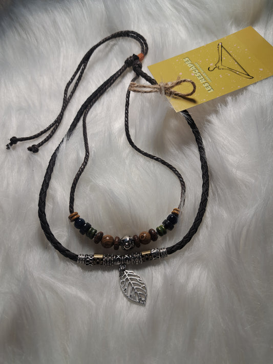 Collier avec perles en bois et pendentif feuille argenté
