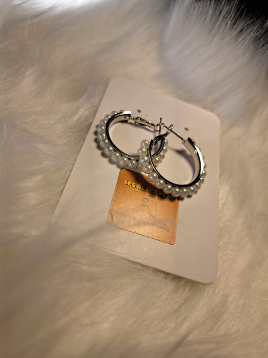 Boucles d'oreilles rondes argentées avec perles blanches