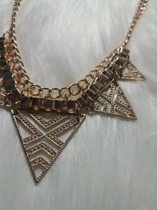 Collier doré avec motifs triangles