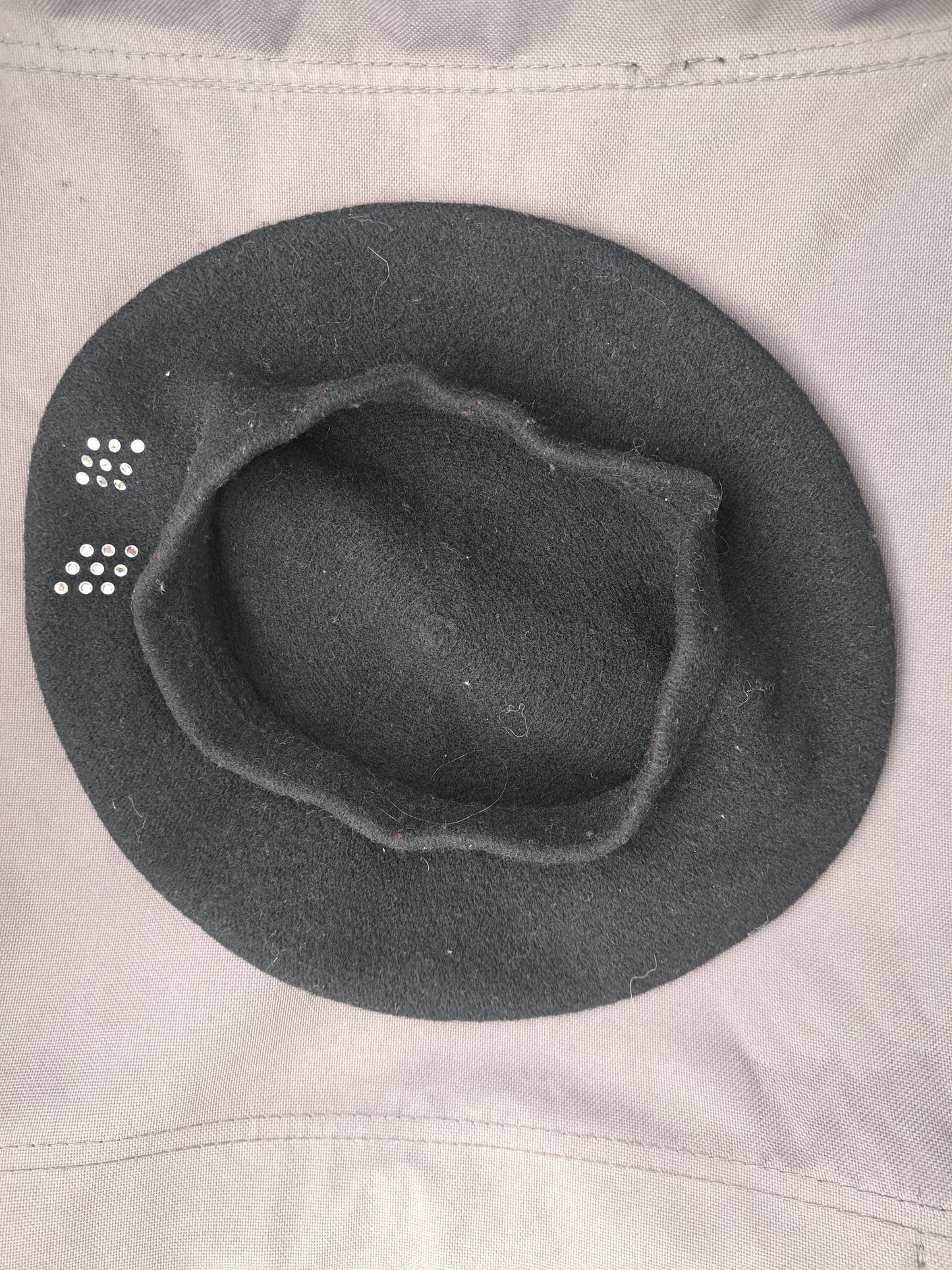 Béret noir avec petits diamants