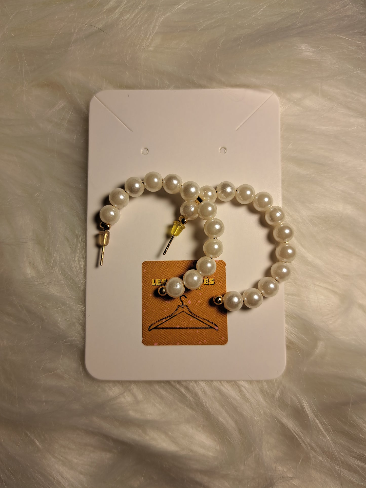 Boucles d'oreilles rondes avec fausses perles blanches