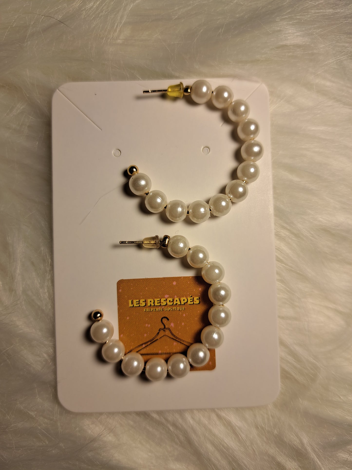 Boucles d'oreilles rondes avec fausses perles blanches