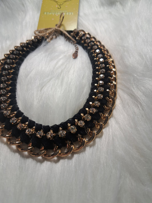Collier en velours noir, doré et faux diamants