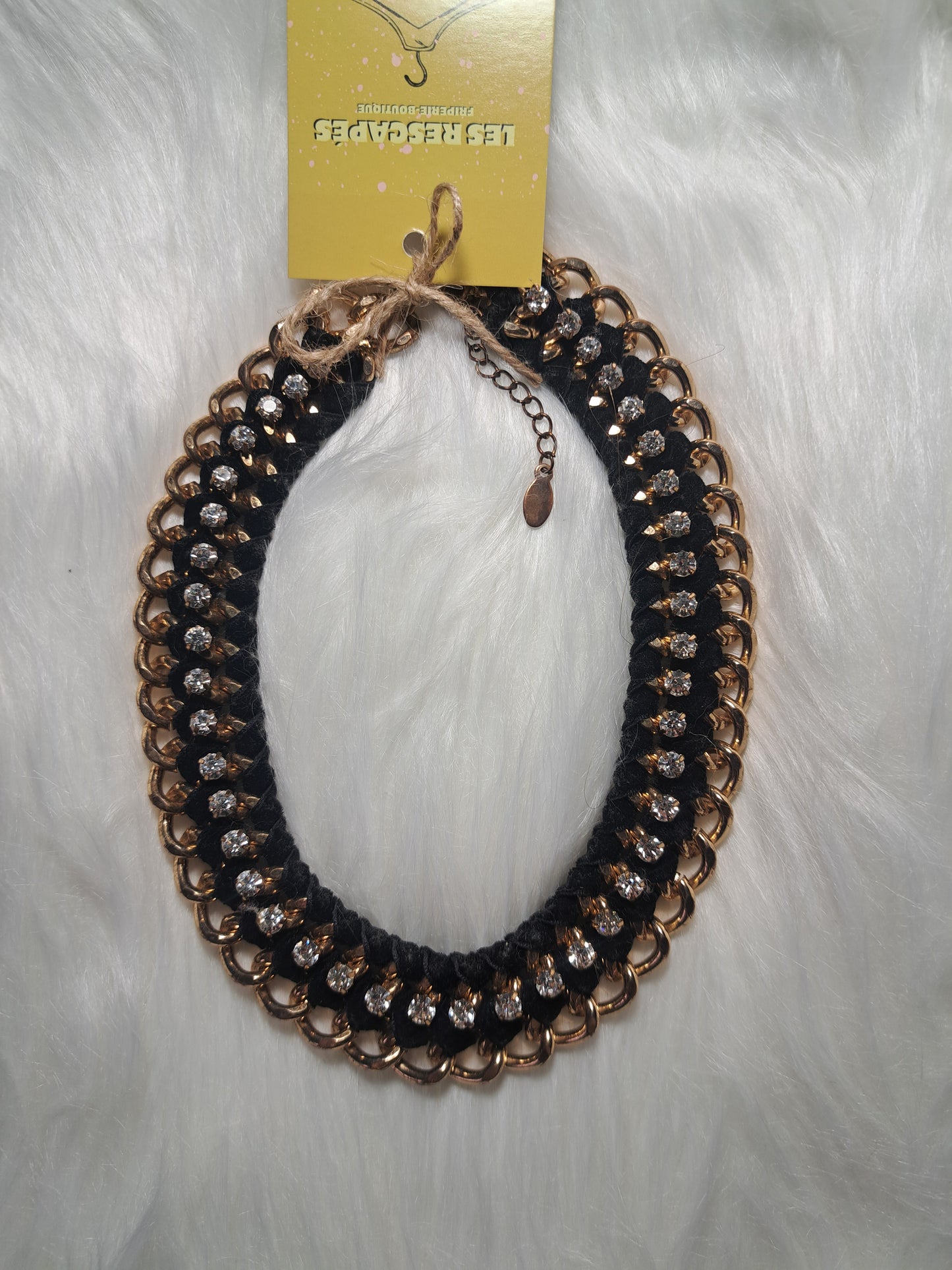Collier en velours noir, doré et faux diamants
