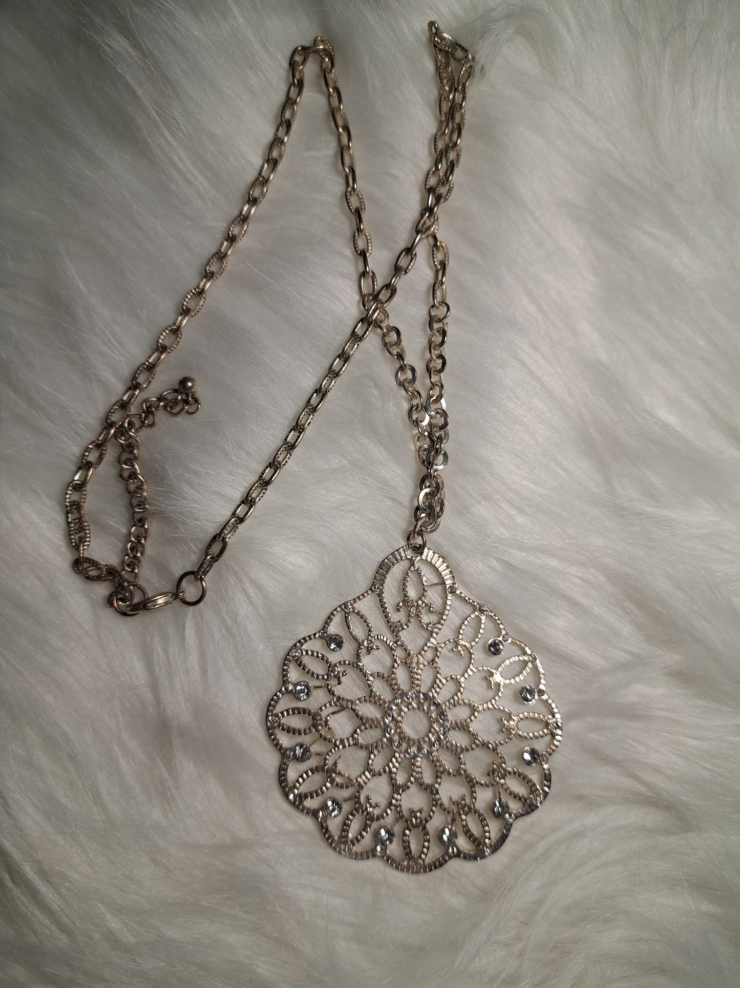 Long collier argent avec gros pendentif