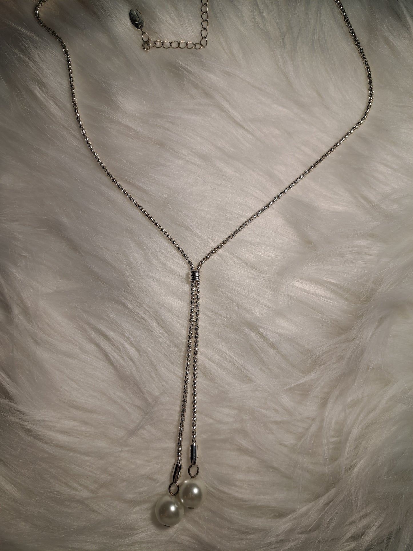 Long collier argent avec 2 fausses perles blanches