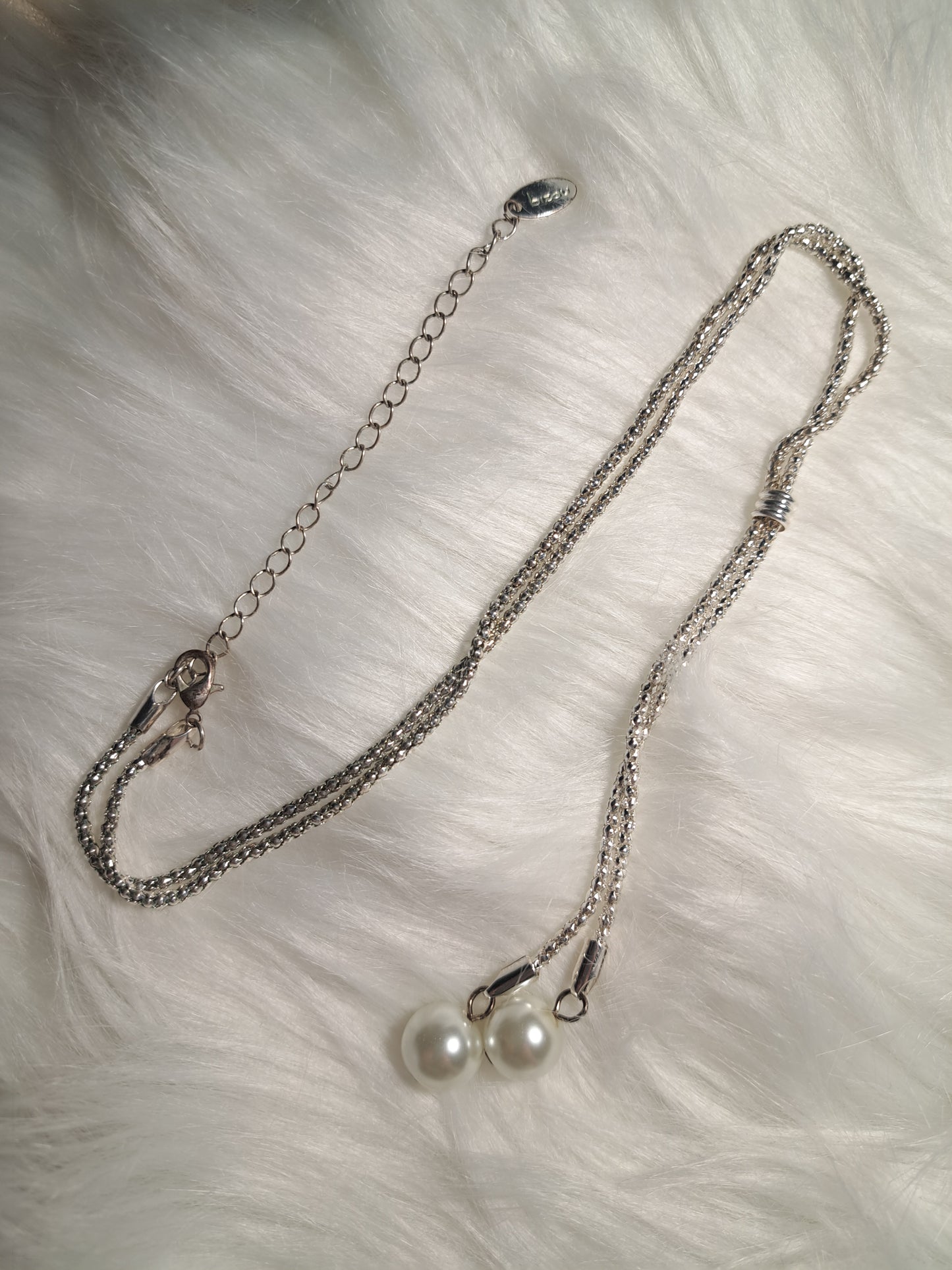 Long collier argent avec 2 fausses perles blanches