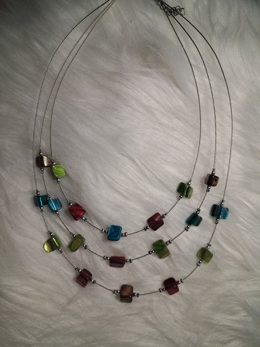 Collier en fils de pêche avec pierres rouges, vertes et bleues