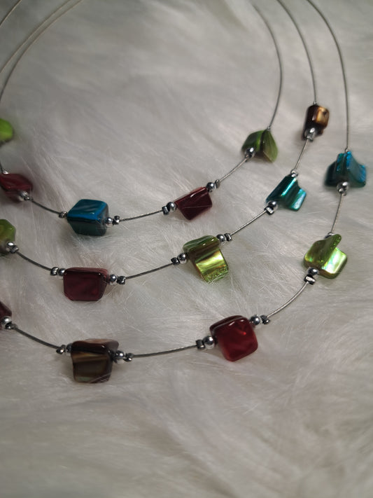 Collier en fils de pêche avec pierres rouges, vertes et bleues