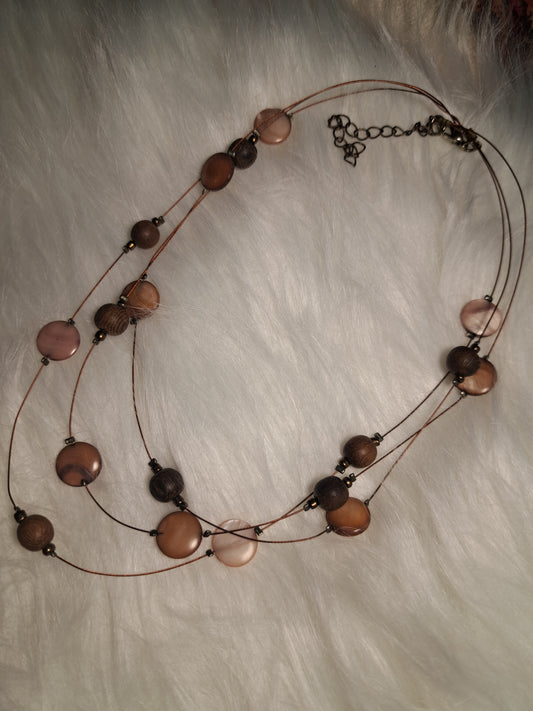 Collier en fils de pêche avec pierres brunes et beiges