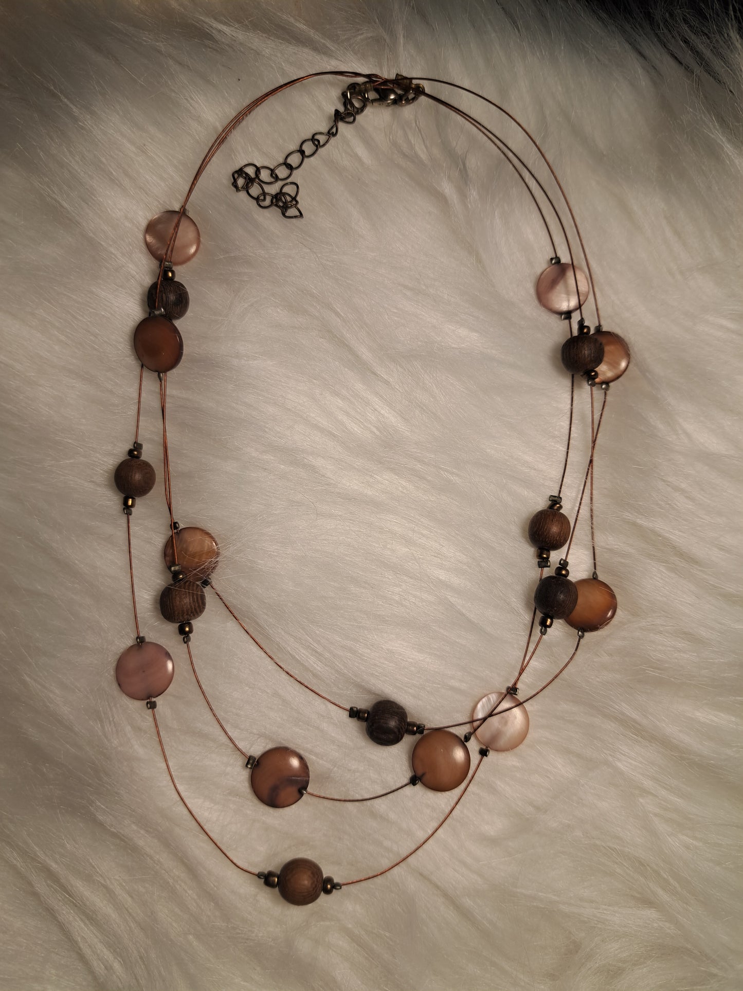 Collier en fils de pêche avec pierres brunes et beiges