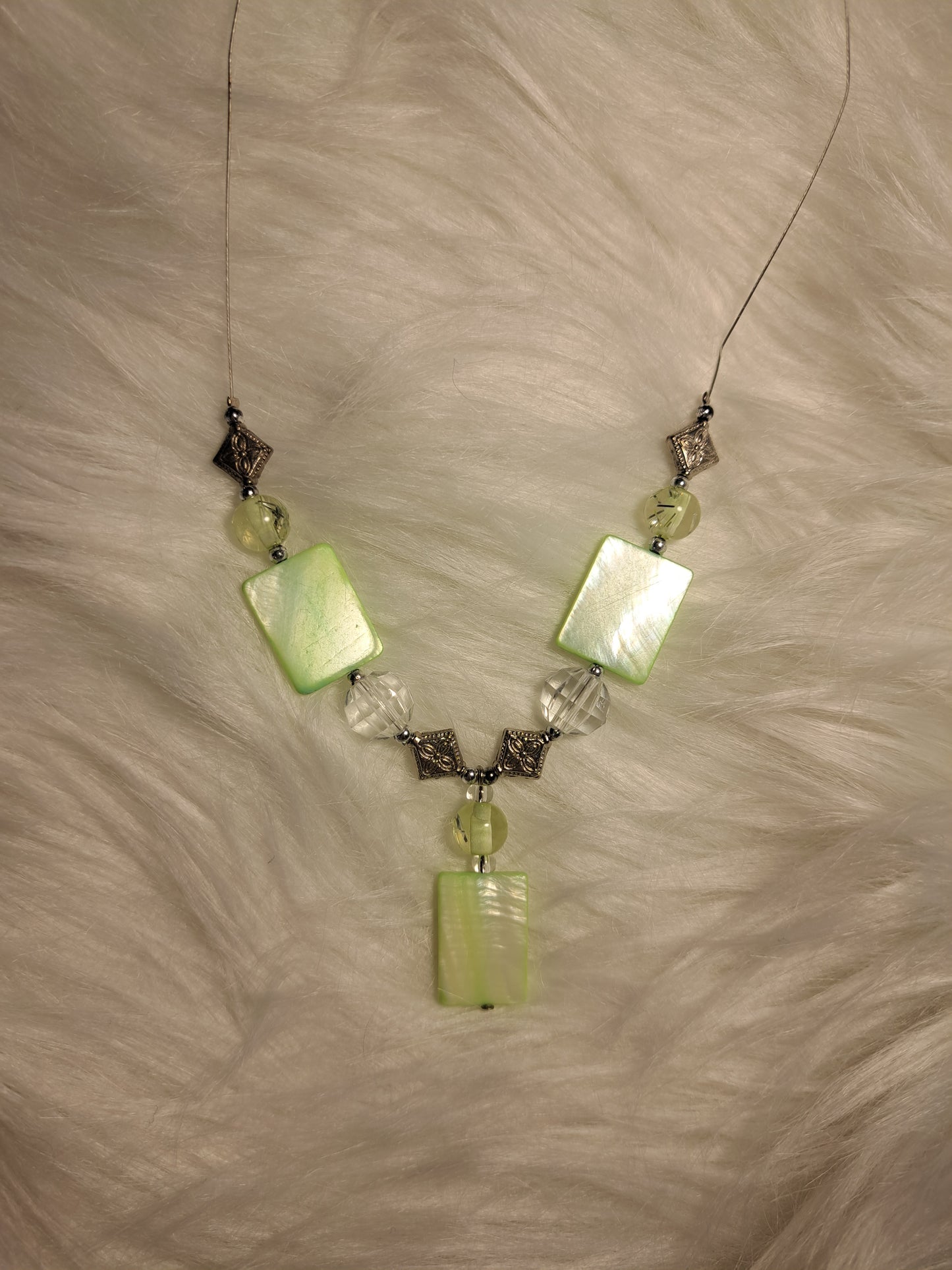 Collier en fils de pêche avec pierres vertes