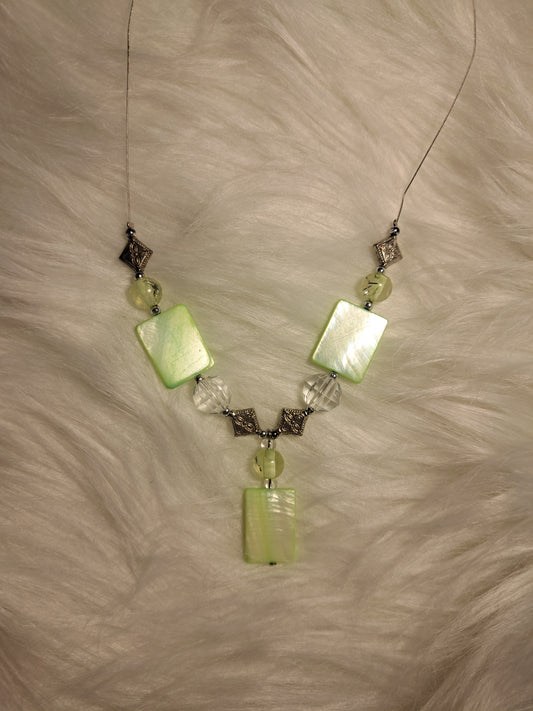 Collier en fils de pêche avec pierres vertes