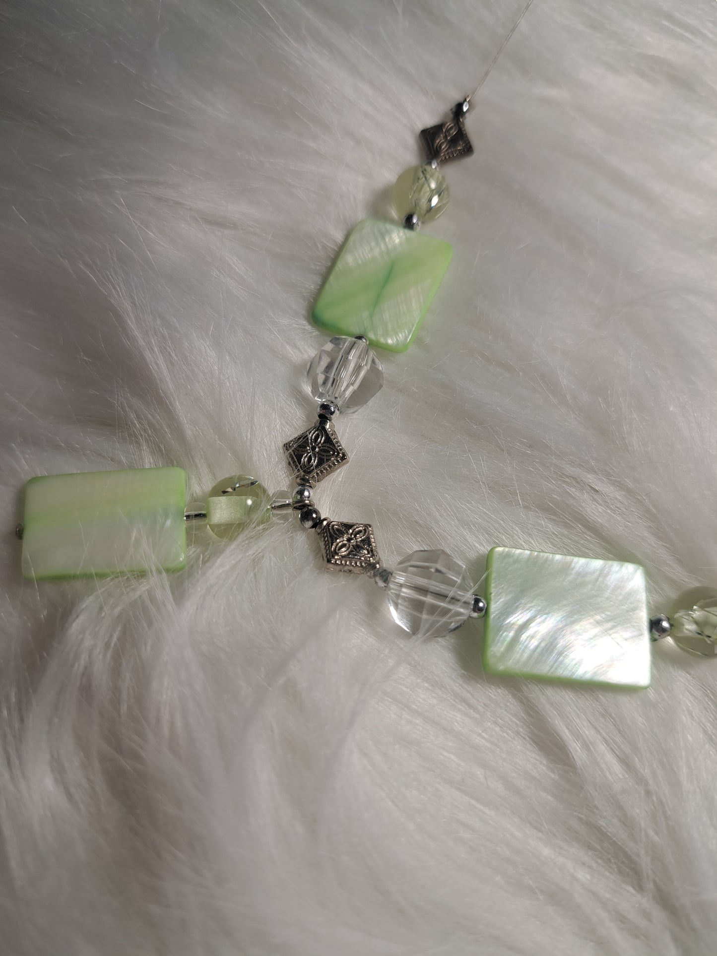 Collier en fils de pêche avec pierres vertes