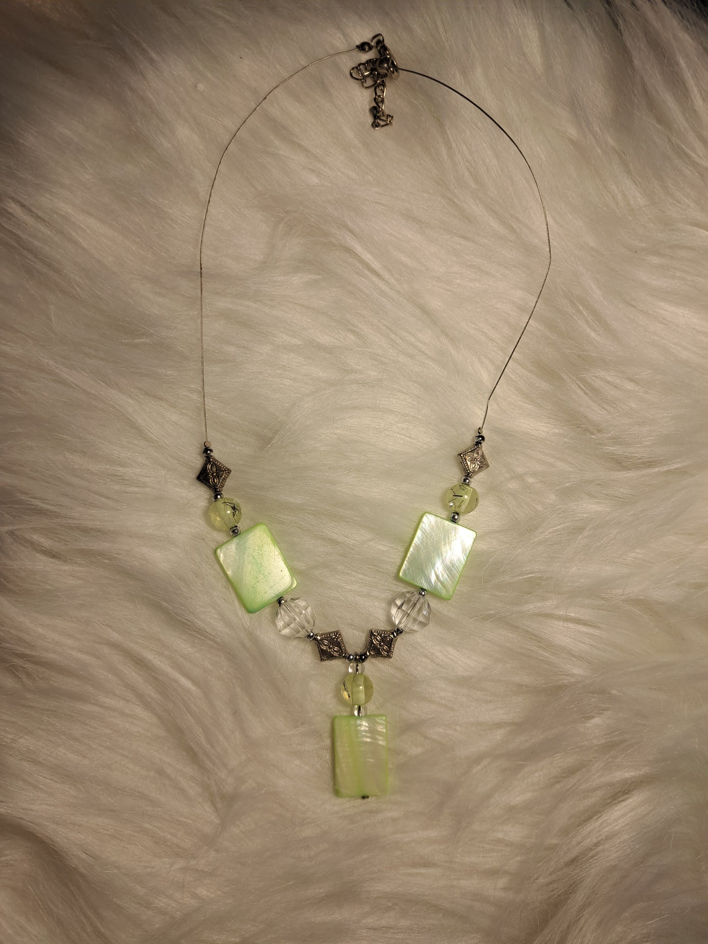 Collier en fils de pêche avec pierres vertes