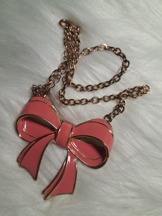 Collier avec pendentif rose en forme de boucle