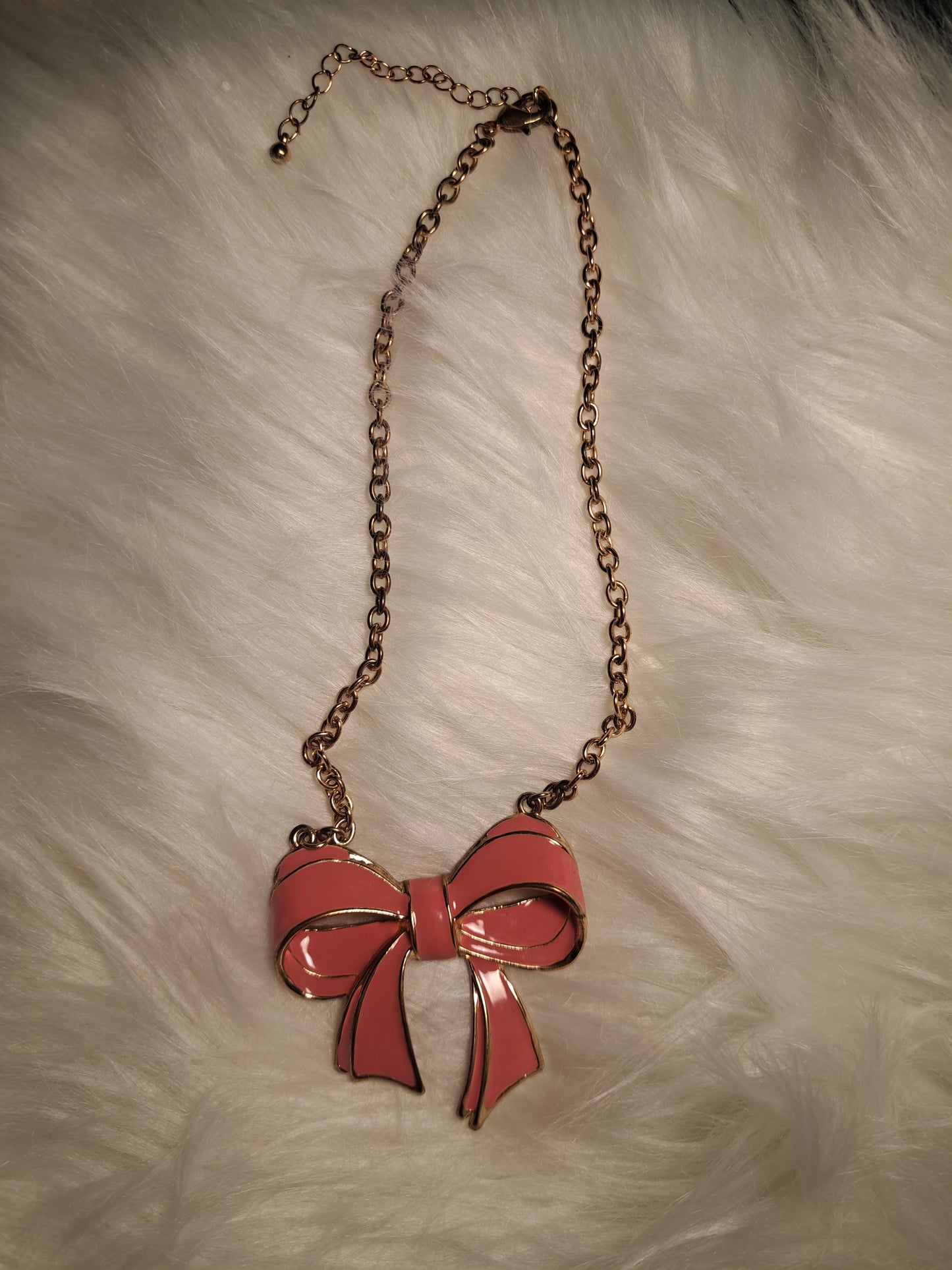 Collier avec pendentif rose en forme de boucle