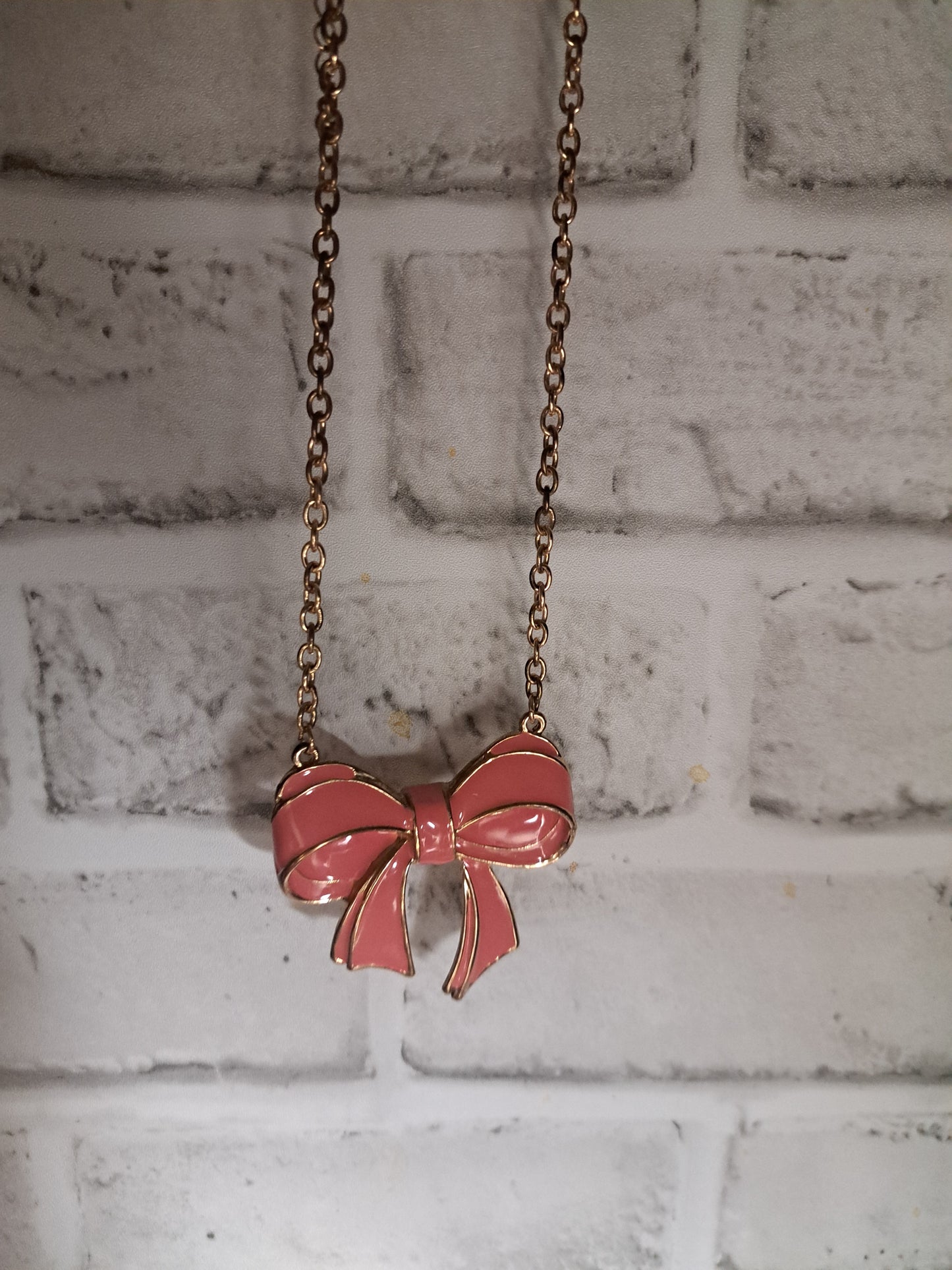 Collier avec pendentif rose en forme de boucle