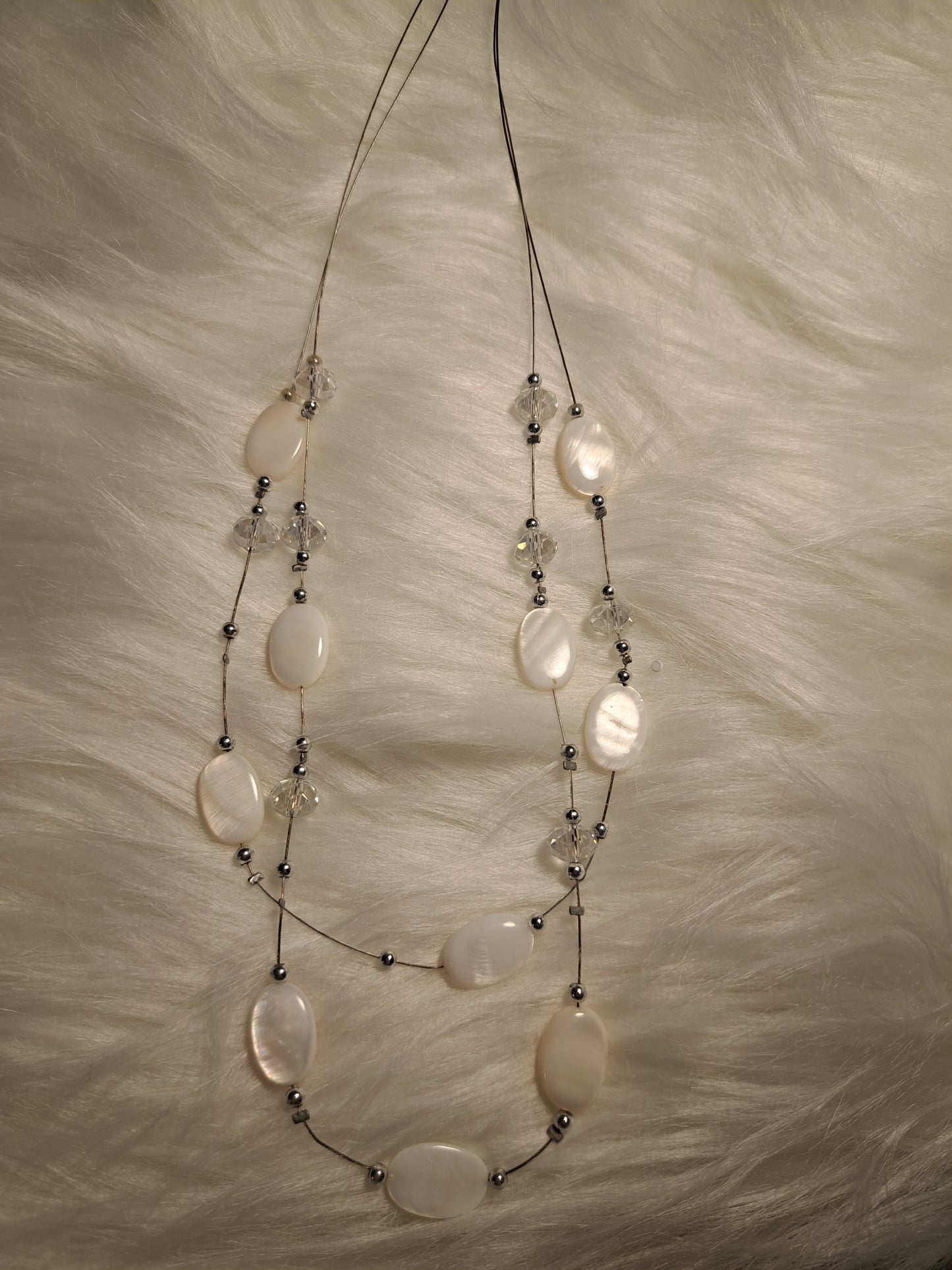 Collier en fils de pêche avec pierres blanches
