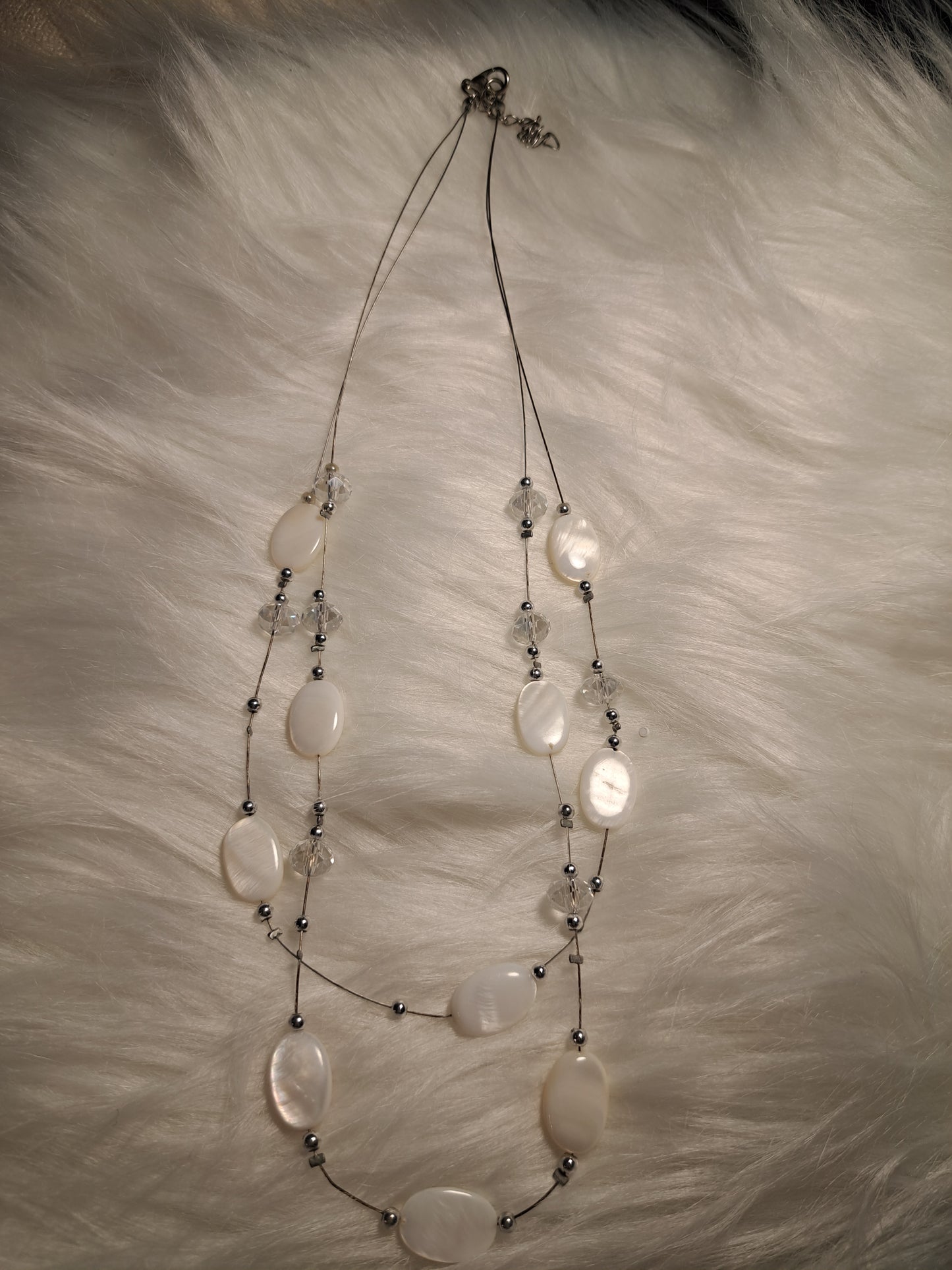 Collier en fils de pêche avec pierres blanches