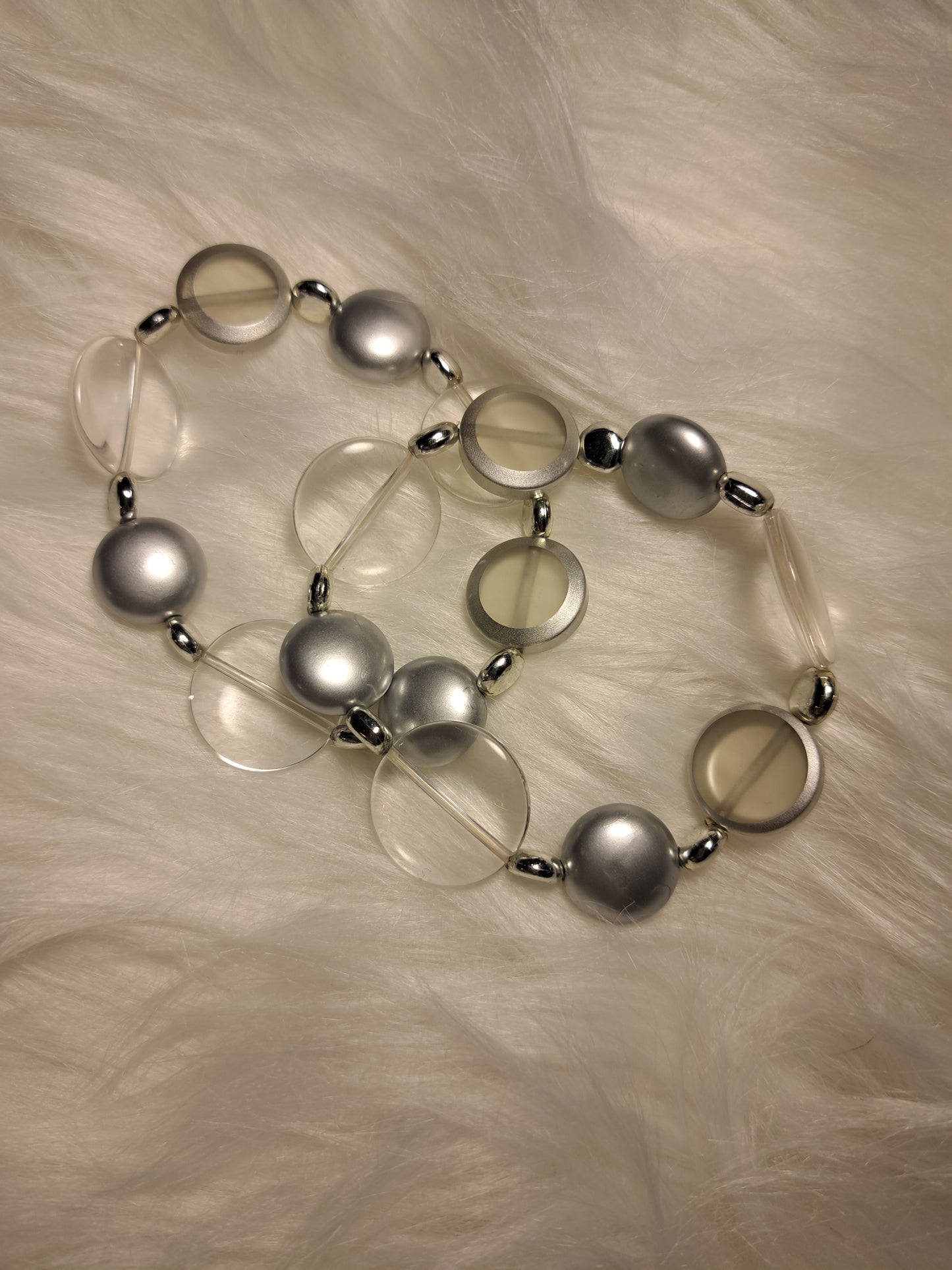 2 Bracelets élastiques avec perles de plastiques