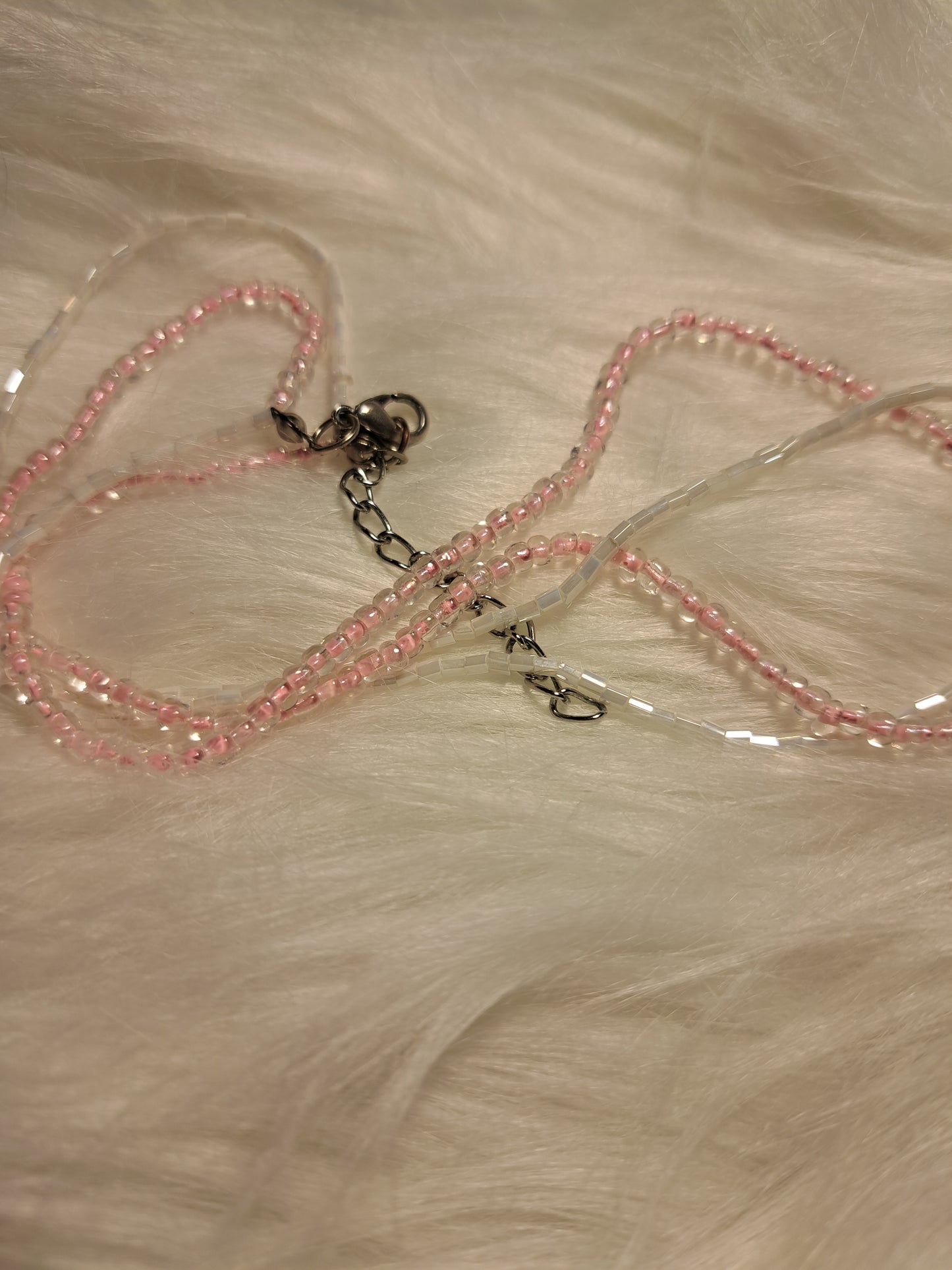Collier de perles blanches et roses