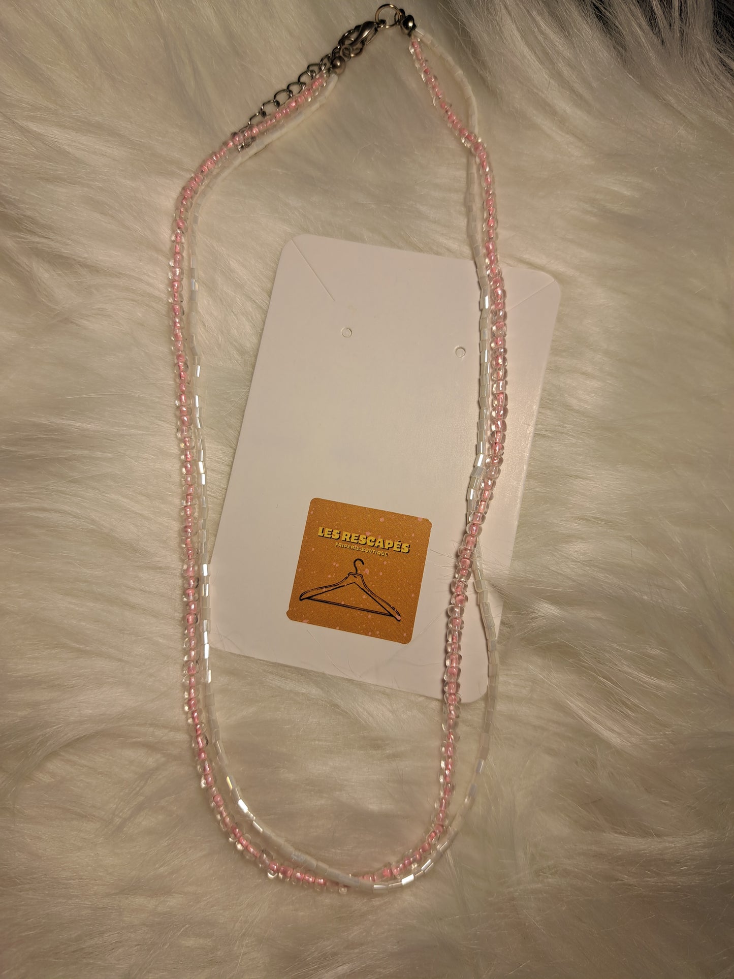 Collier de perles blanches et roses