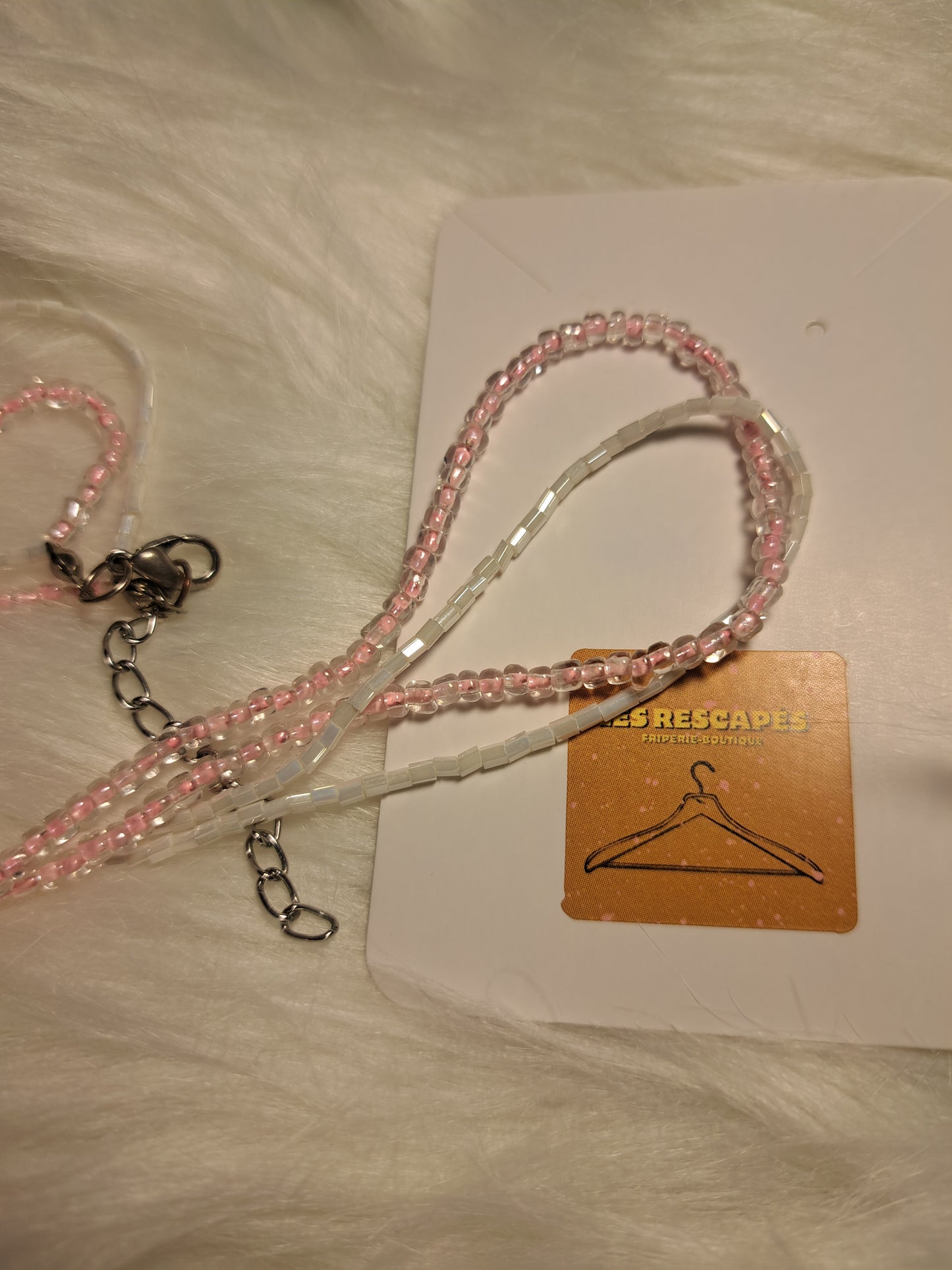Collier de perles blanches et roses