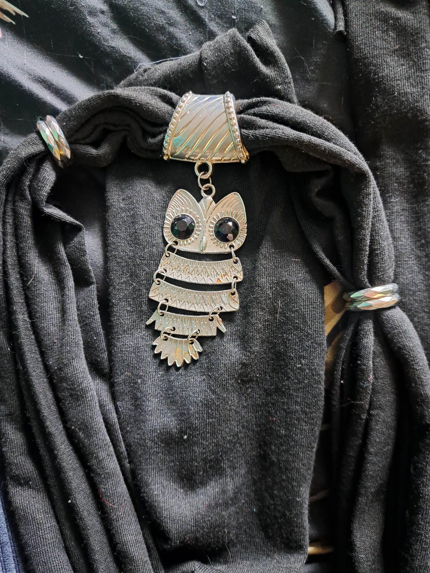 Foulard noir avec pendentif hibou argent