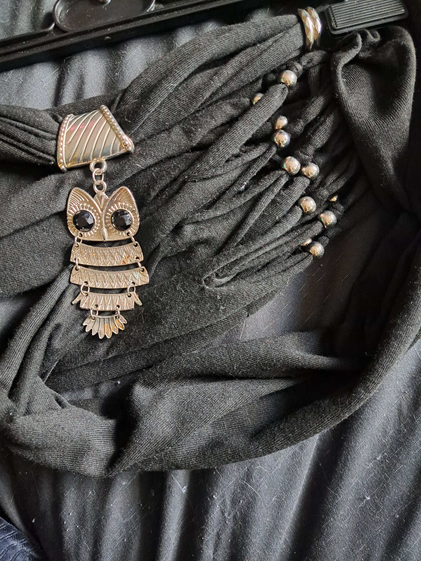 Foulard noir avec pendentif hibou argent