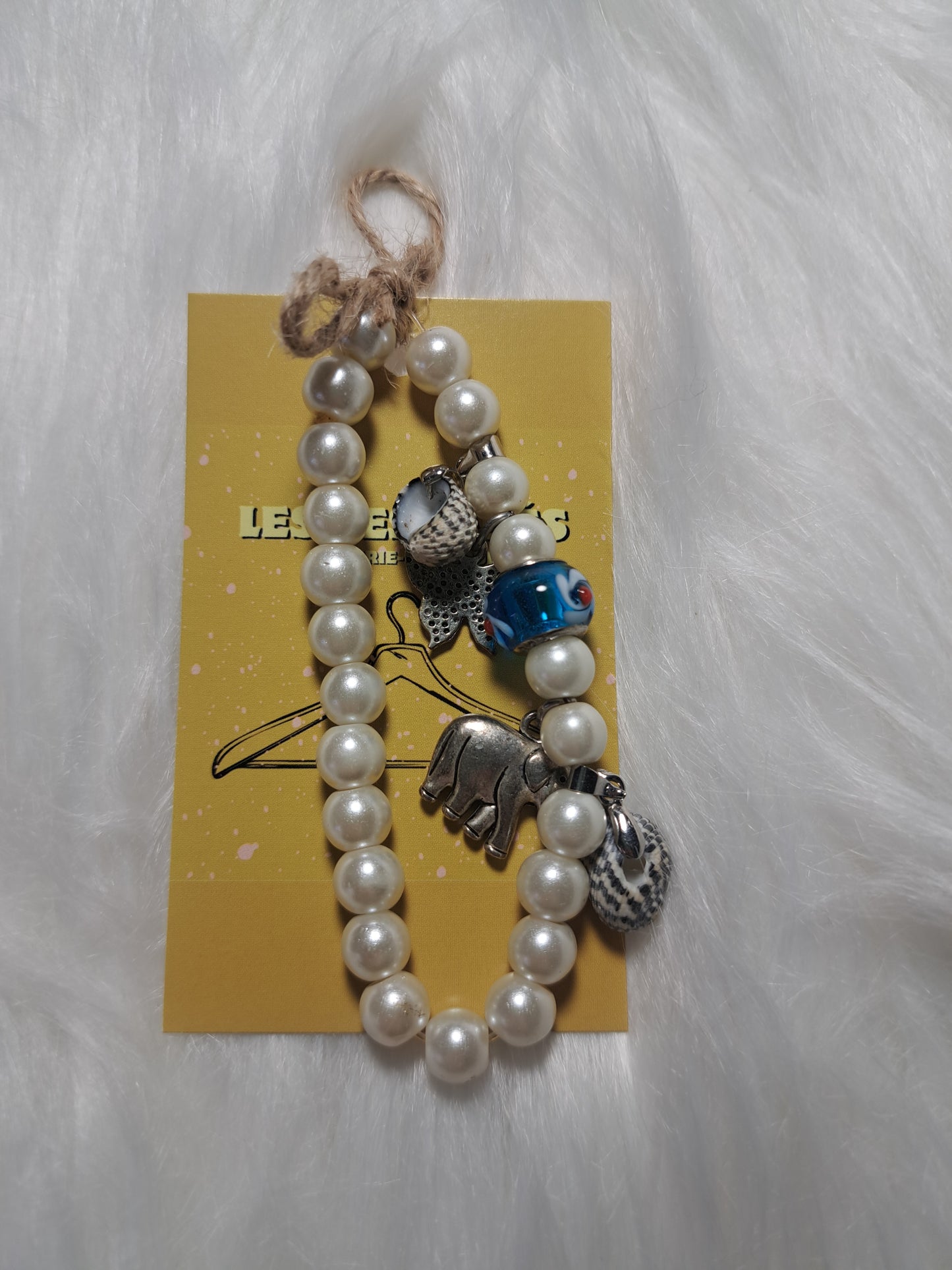 Bracelet perles blanches pendentif éléphant
