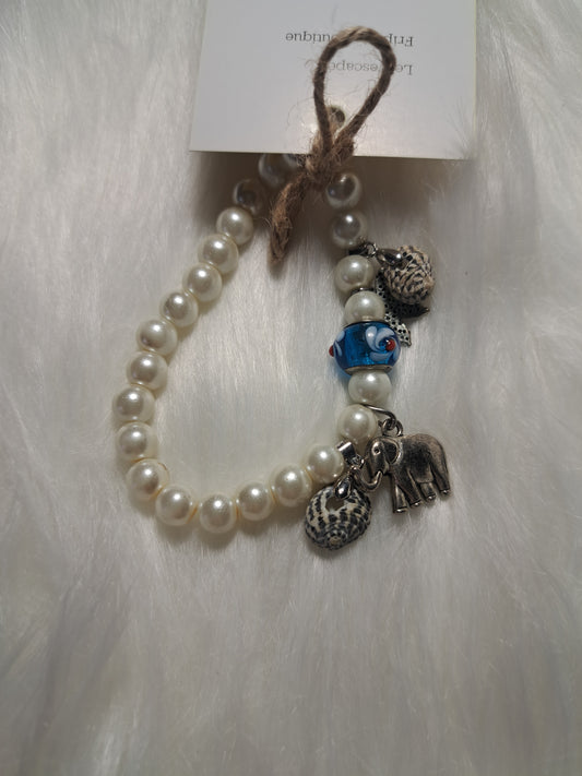 Bracelet perles blanches pendentif éléphant