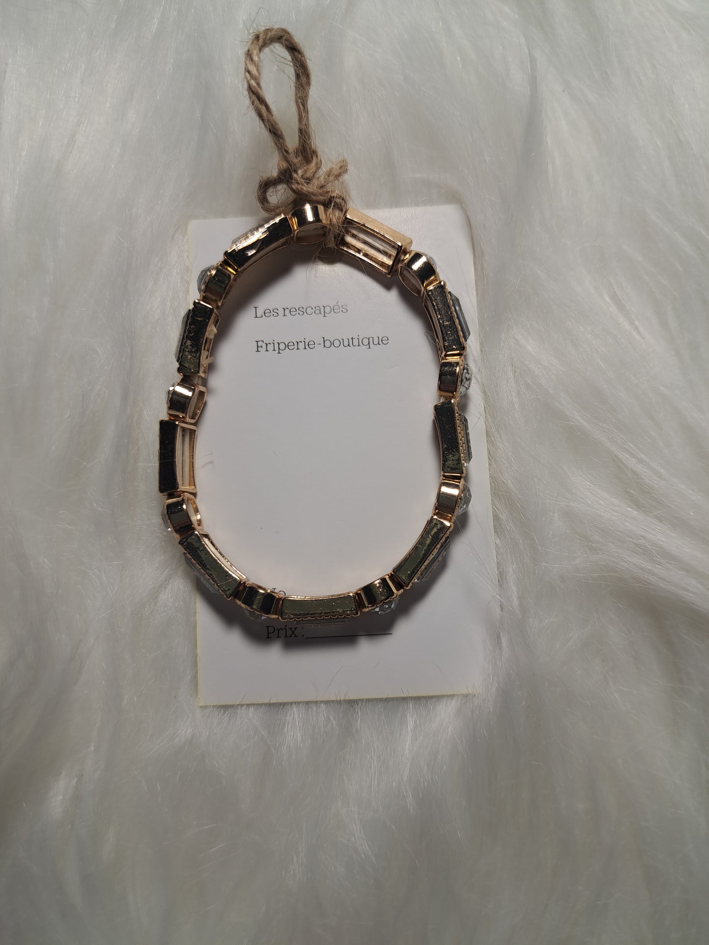 Bracelet élastique doré avec faux diamants