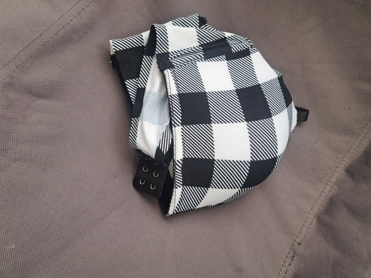 Soutien gorge blanc et noir à carreaux