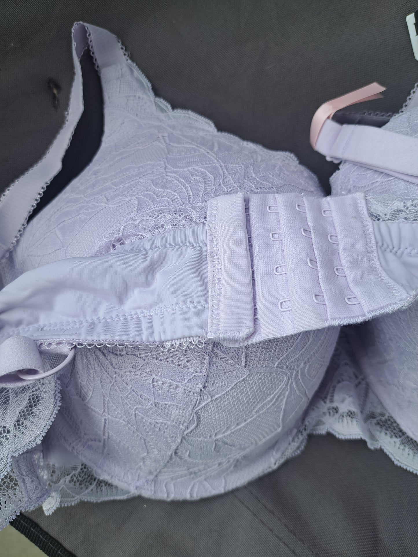 Soutien-gorge lilas avec étiquette