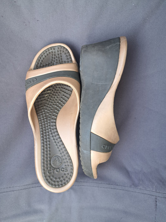 Sandales crocs à talons brunes-beiges