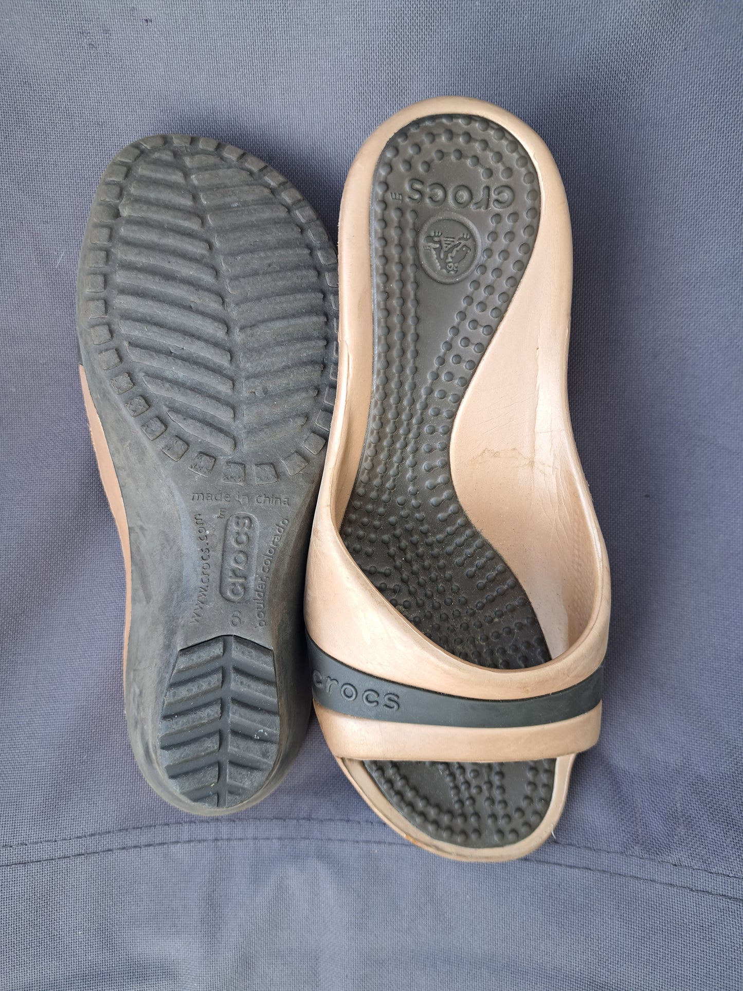Sandales crocs à talons brunes-beiges