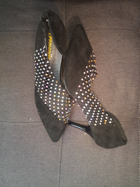 Chaussures à talons aiguilles noirs avec petits diamants