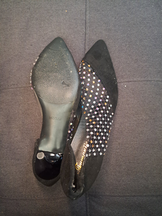Chaussures à talons aiguilles noirs avec petits diamants