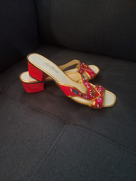 Chaussures rouges à talons carrés