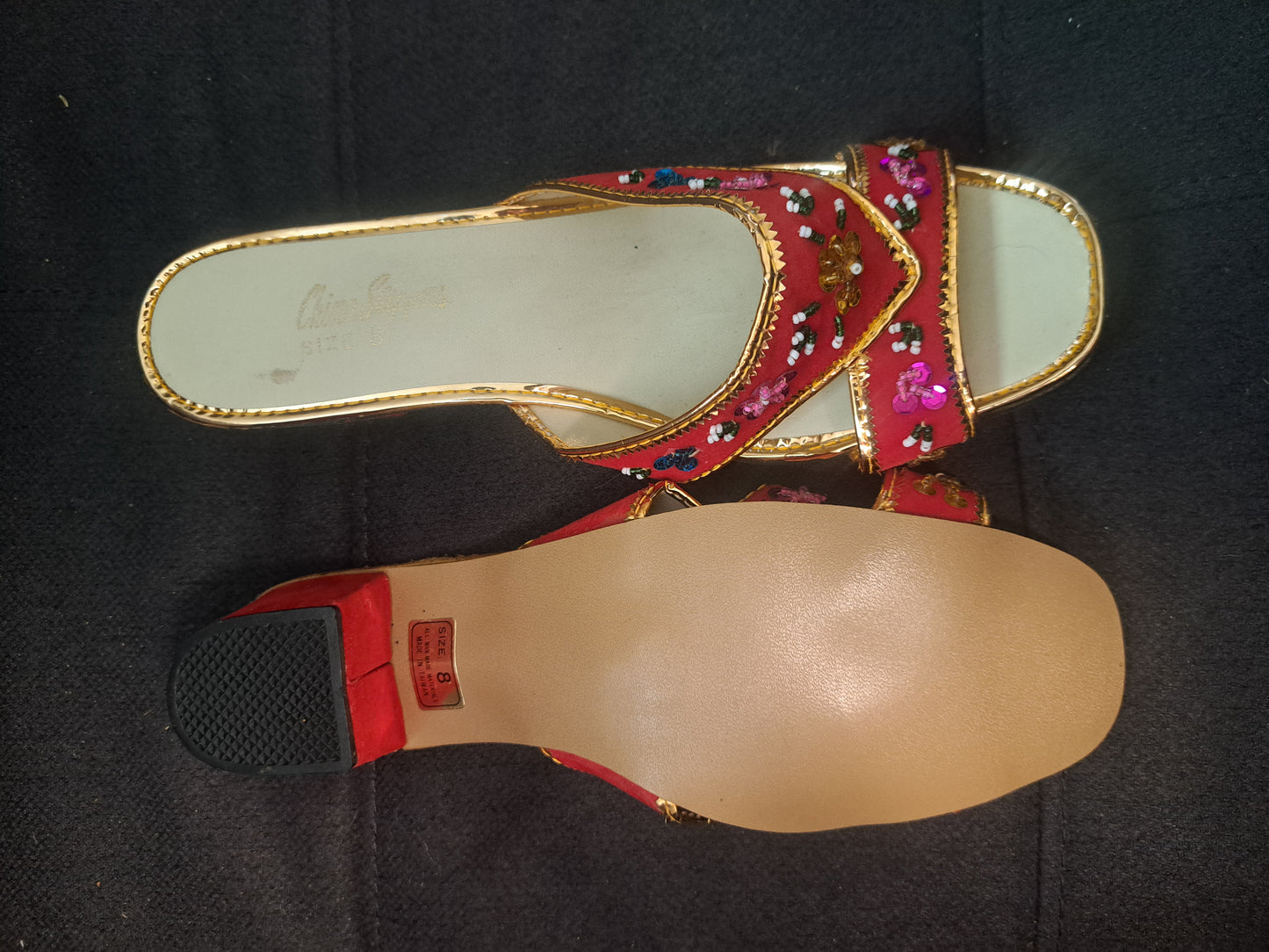 Chaussures rouges à talons carrés