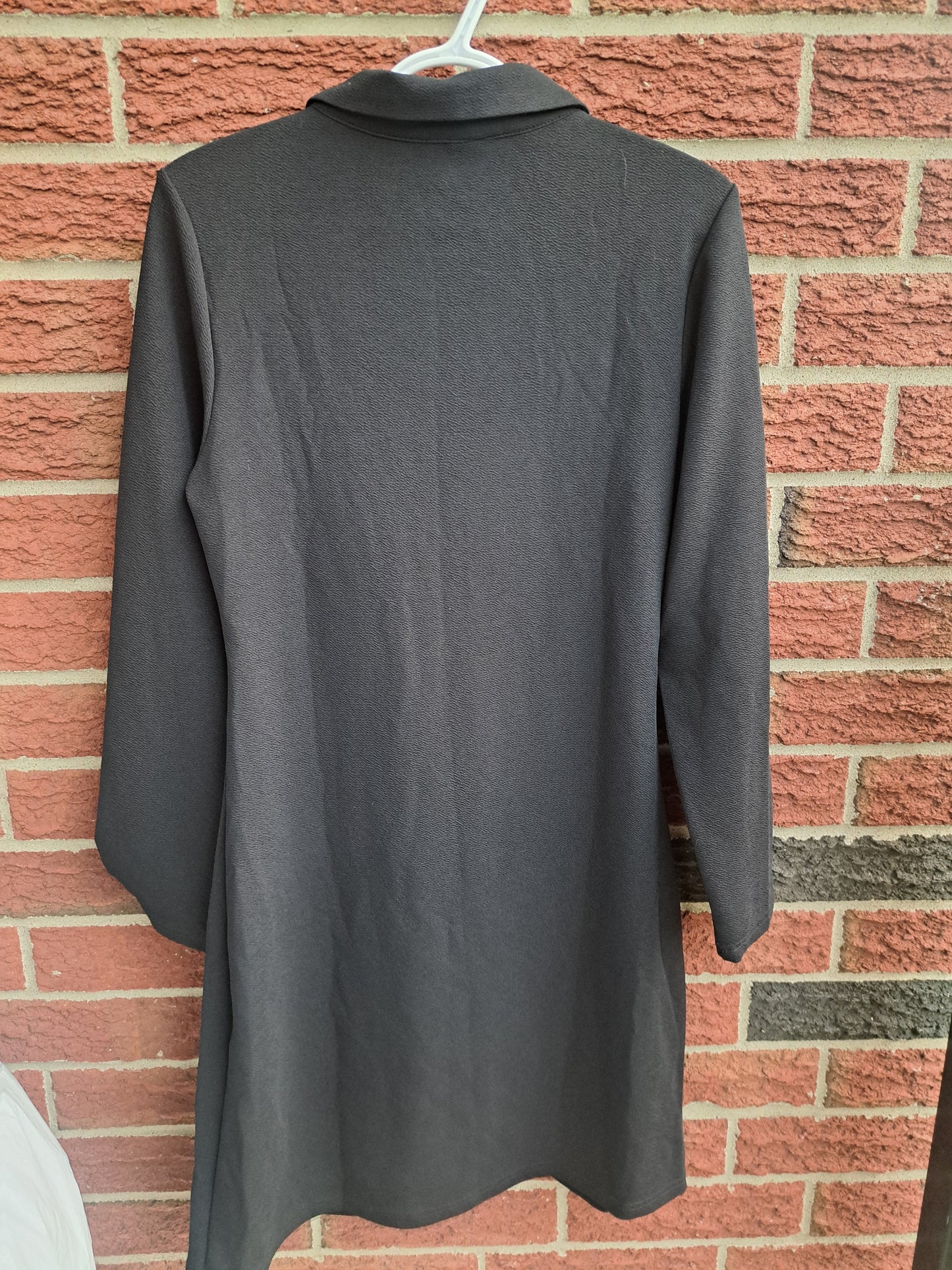 Robe noire à manches longues, avec ouverture devant