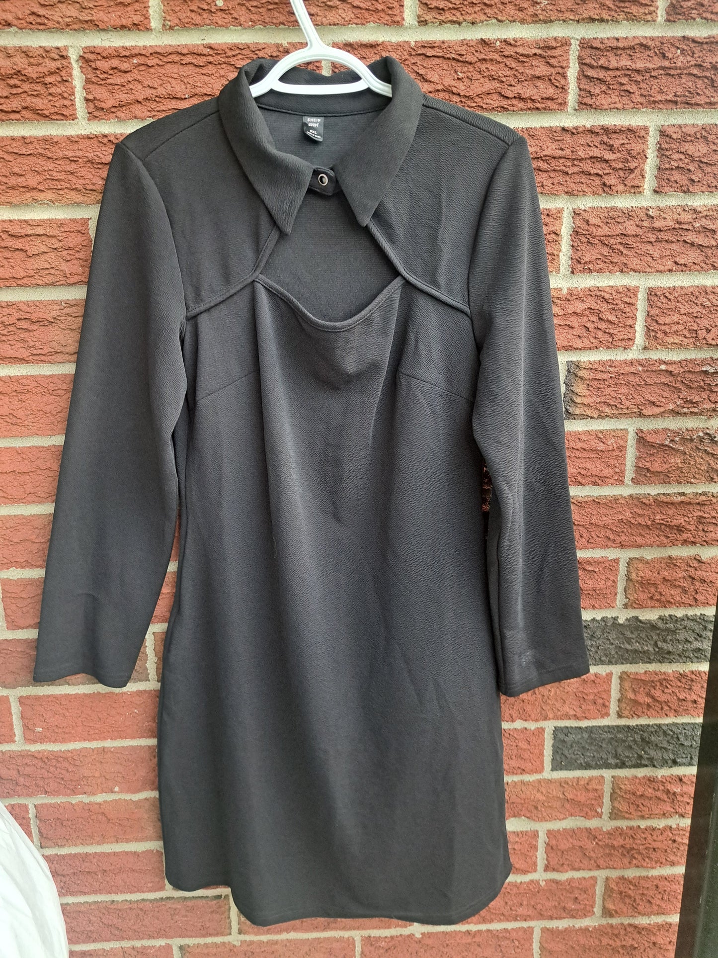 Robe noire à manches longues, avec ouverture devant