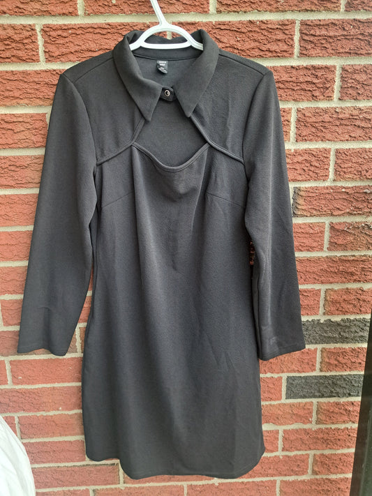 Robe noire à manches longues, avec ouverture devant