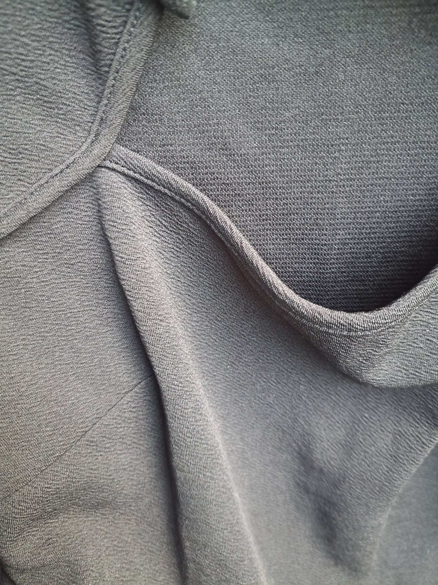 Robe noire à manches longues, avec ouverture devant