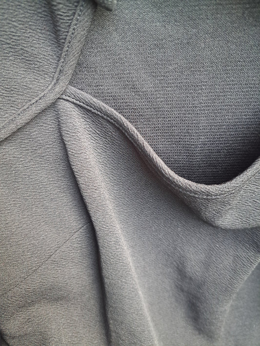 Robe noire à manches longues, avec ouverture devant