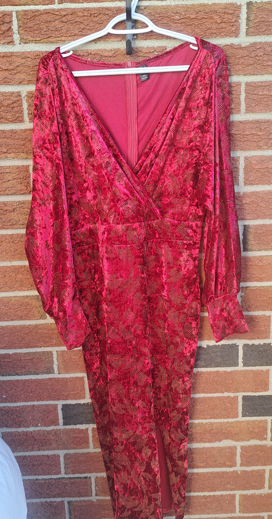 Robe rouge à manches longues avec points dorés