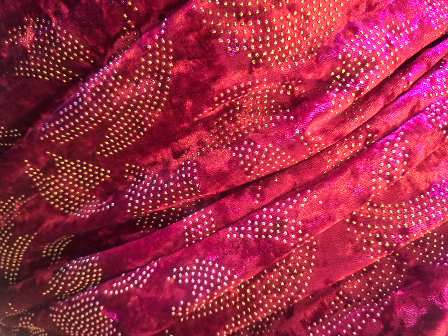 Robe rouge à manches longues avec points dorés